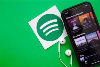 Spotify steigert Umsatz und schreibt Gewinn