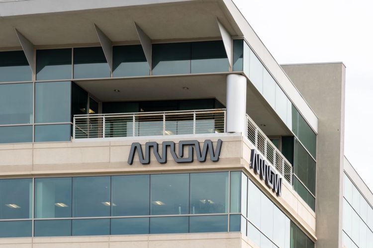 Arrow vertreibt Lösungen von Peak AIO